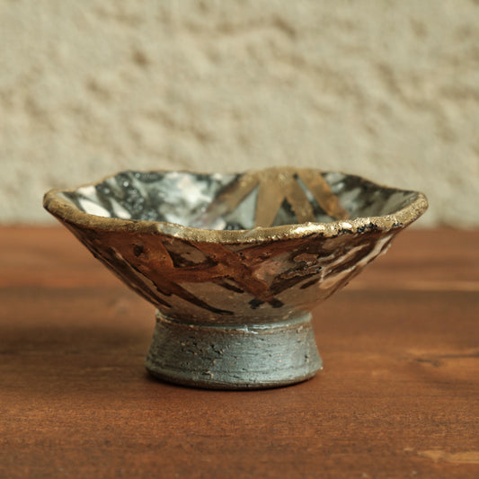 ぐい吞み 雪笹・金彩（清水焼） | 宮本 博